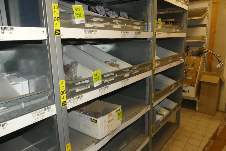 Konvolut Sanitär & Installation, Zubehör, divers Umfang: Fachinhalt, mit Kisten